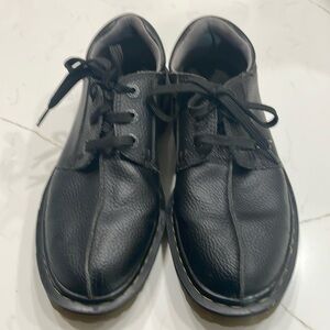 Dr. martin’s marchant black pebbled leather , low top lace up shoe. Sz 9